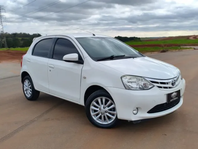 Toyota Etios Platinum 1.5 Flex 16V 5P Mec. 2014