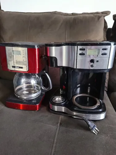Cafeteiras e jarra oster com defeito para peças.