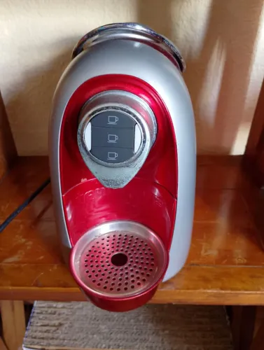 Cafeteira Três Corações Versa Vermelha (modelo antigo), para diversas bebidas