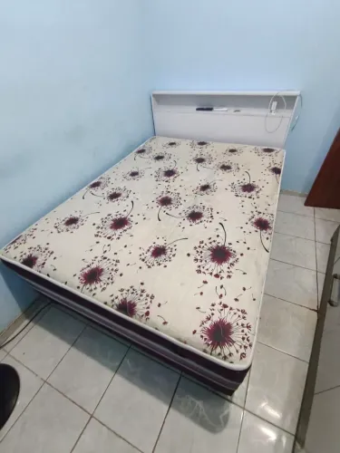 Vendo cama de mola e espelho