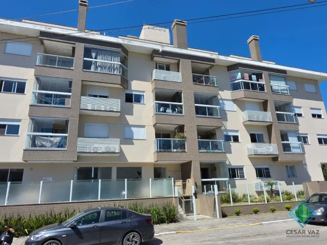 Apartamento duplex em ótima localização no bairro Canasvieiras.