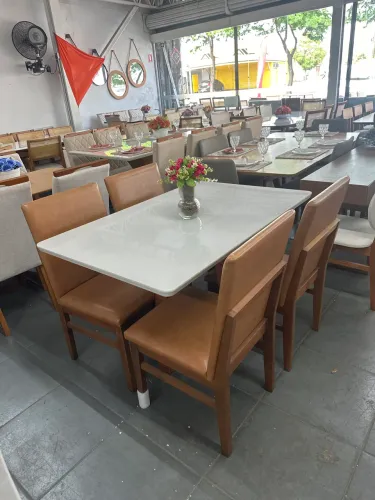 Mesa de madeira completa
