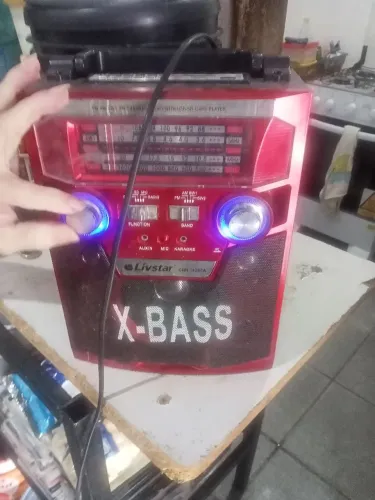 Caixa jbl Bluetooth com rádio am e fm e outras funções 