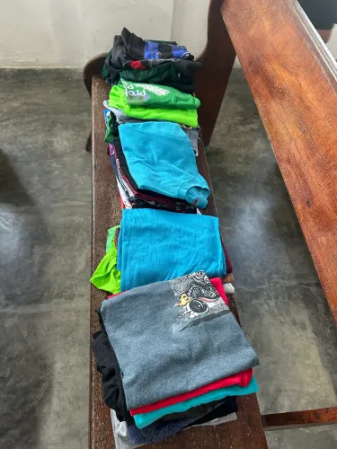 Lote com 50 camisetas masculinas