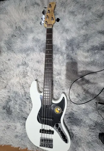 Baixo Sire V3 Segunda Geração 5 cordas