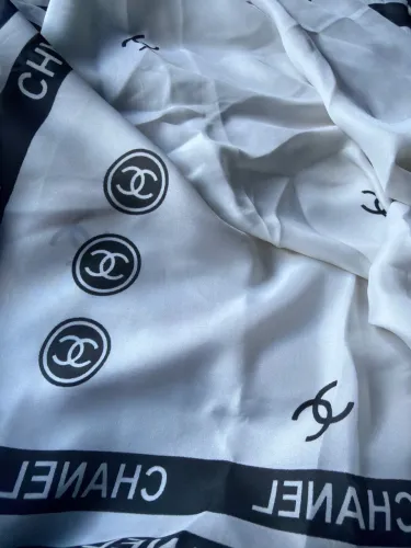 Lenço em seda Chanel branco/preto 