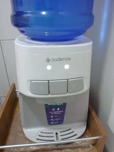 Bebedouro Cadence 220v + 4 garrafões 20l + barzinho suporte