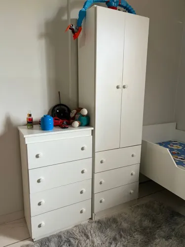 Cama com colchão, guarda roupa, e cômoda infantil 