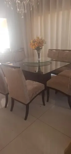Mesa de Jantar com vidro giratório e 08 cadeiras
