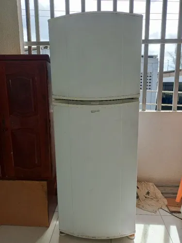 Vende-se uma geladeira duplex em bom estado