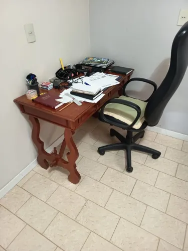 Escrivaninha em cerejeira com cadeira giratória