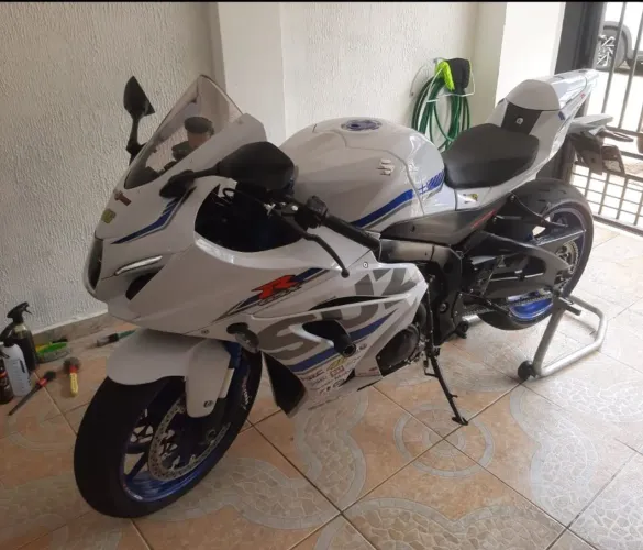 Vende-se moto Suzuki GSXR 1000R, ano 2020