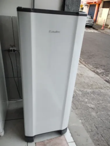 Venda de geladeira em perfeito funcionamento e com 3 meses de garantia 