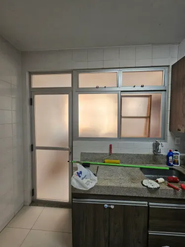 Janela e porta de metal
