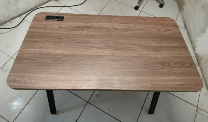 Mesa de escritório com pouco uso