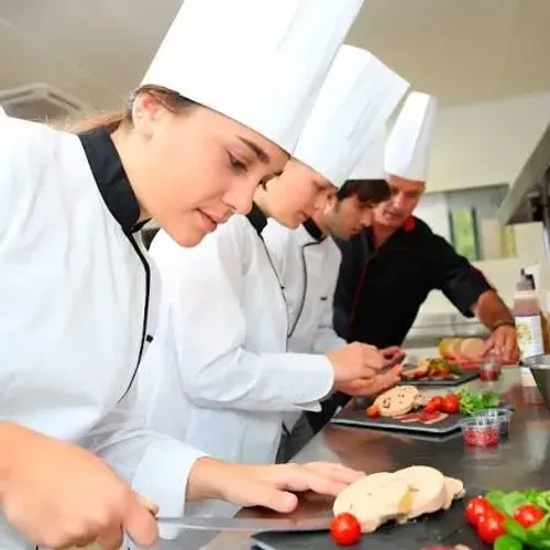 VAGA DE COZINHEIRO/COZINHEIRA