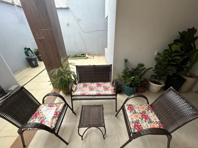 Vende-se esse lindo conjunto de cadeira para área 