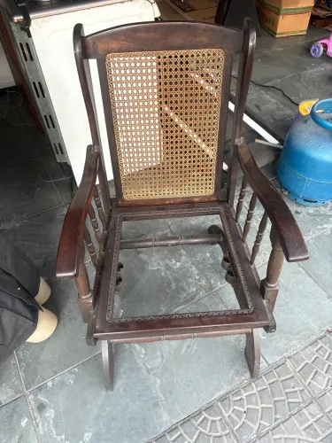 Cadeira de balanço antiga para restaurar