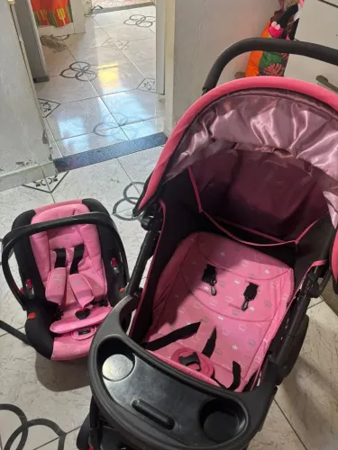 Carrinho de bebê menina