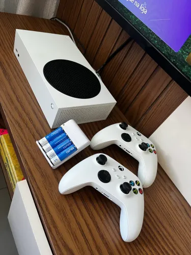 Xbox Séries S - 2 Controles + Pilha e carregador