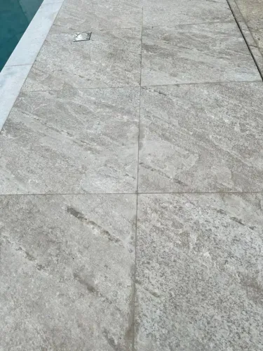 Piso cerâmico 66x66cm área externa