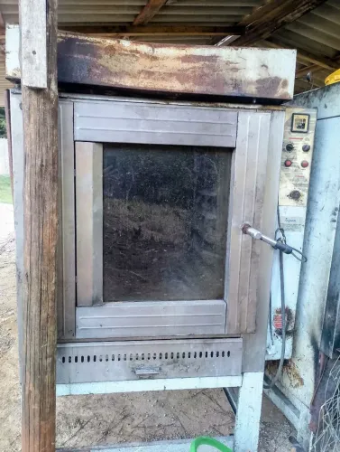 Forno a gás, 8 esteiras funcionando perfeitamente. R$1500,00.