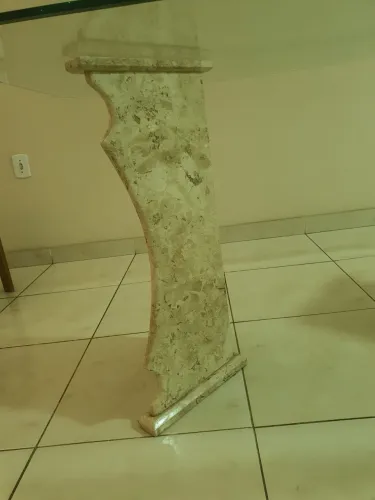 Mesa com pé de granito e tampo de vidro