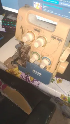Máquina de costura overloque