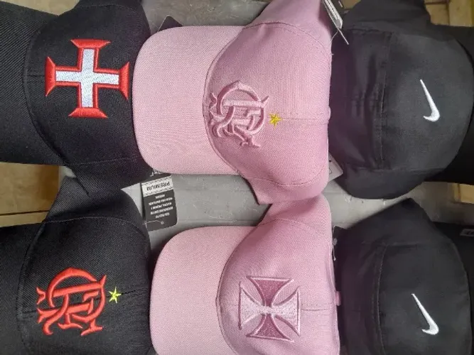 Bonés de time por R$15.00 pra liquidar