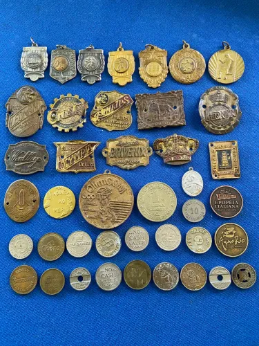 Lote de medalhas, fichas e placas de identificação antigas