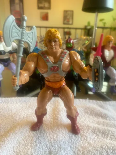 Boneco HE MAN MOTU ESCUDO E MACHADO 