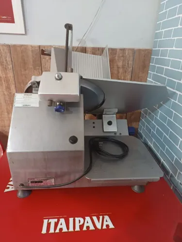 Cortadora de frios marca gural semi-nova