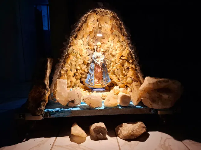 Capela com pedras semi precosas. Um meteorito e varias pedras de cristais.