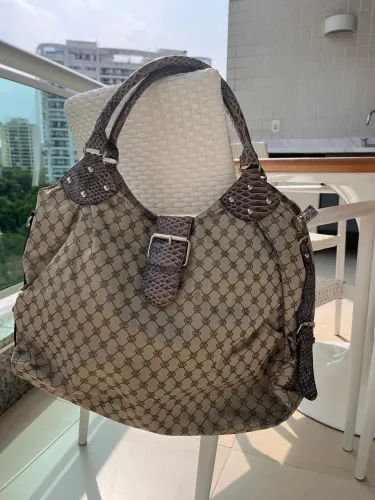 Bolsa clássica com detalhes em piton ( 50 cm X 30 cm)