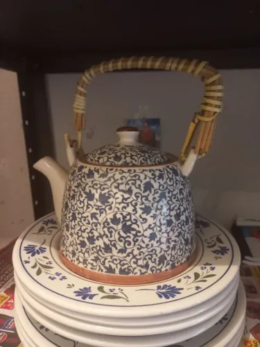 Pratos decorados mais um bule de chá! Lindos!!