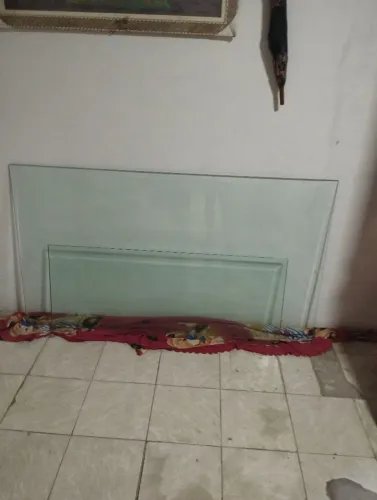Um vidro de mesa e um vidro de balcão  medindo 1.60*90  125*50