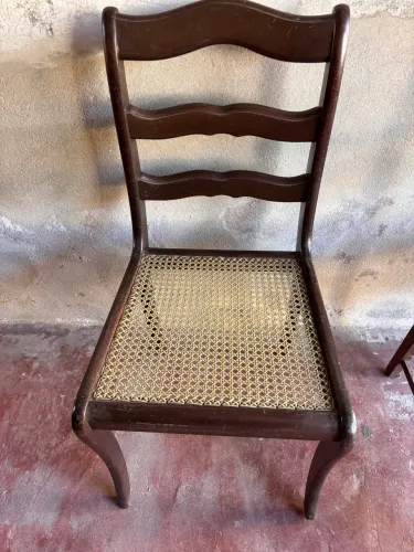 Conjunto com 6 cadeiras em madeira maciça e assento em palhinha sintética