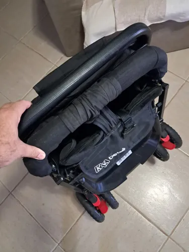 Carrinho de bebê e  bebê conforto
