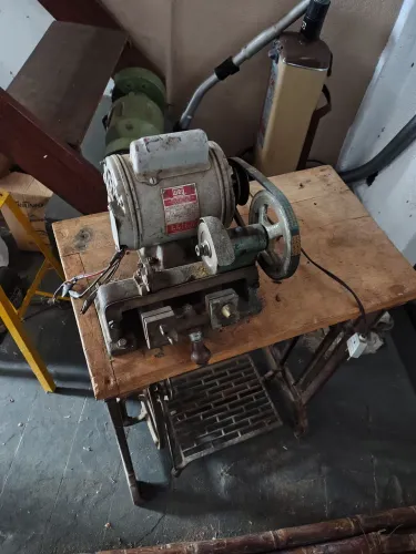 Vende-se máquina de reparo de fazer chaves de bancada