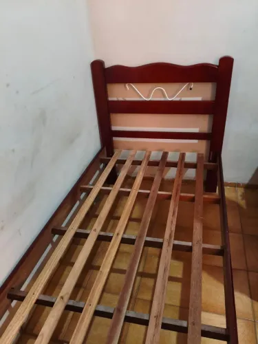 CAMA TODA EM MADEIRA USADA EM PERFEITO ESTADO
