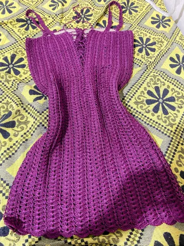 Vestido de crochê cor de vinho
