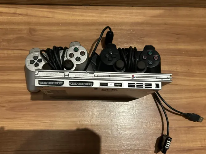 PlayStation 2 Slim Prata + 2 controles + Memory Card + Guitarra 