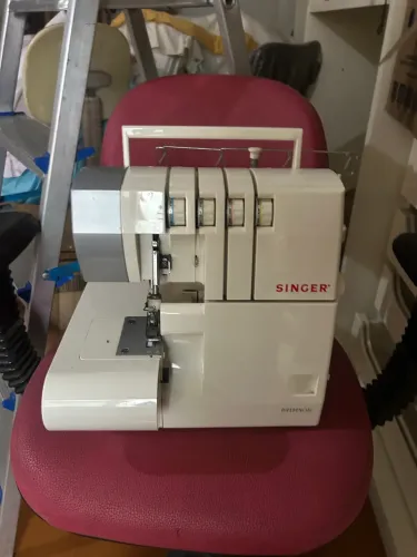 Máquina de costura overlock SINGER