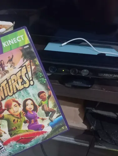 Kinect junto com o jogo original do Xbox 360
