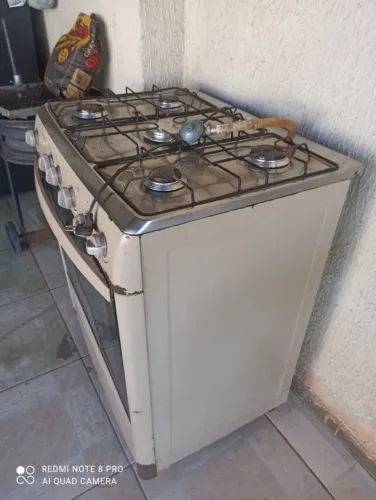 Fogão Dako Glamour com forno 5 bocas, acendimento automático.