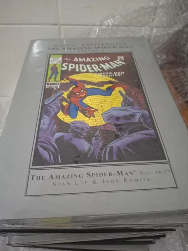 livro de capa dura da série Marvel Masterworks intitulado The Amazing Spider-Man Volume 8