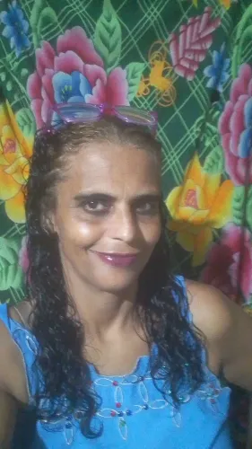 Faço faxina em casas e apartamentos e escritórios e cuido de crianças 