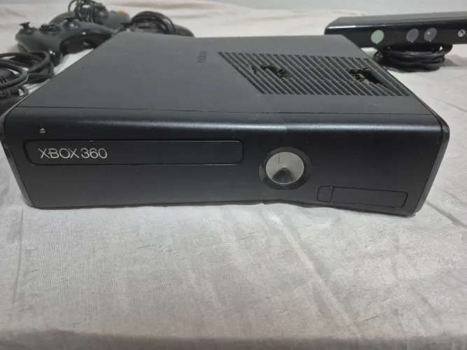 Xbox 360 c/3 controles 1 kinect e 1 HD com 10 Jogos