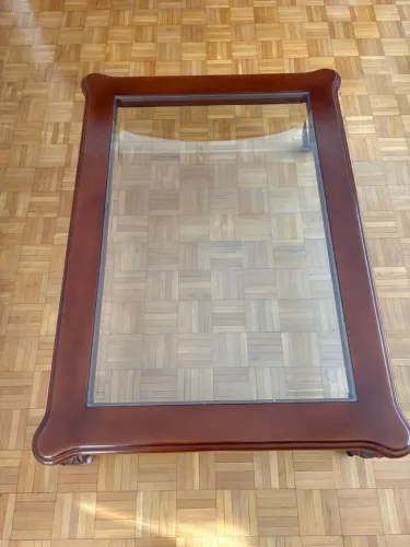 Mesa de centro entalhes e vidro 