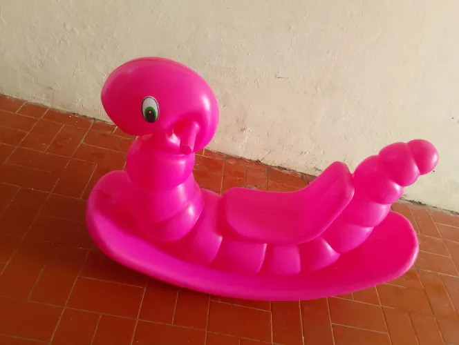 Gangorra minhoca rosa